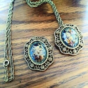 Gold Floral Pendant Necklace